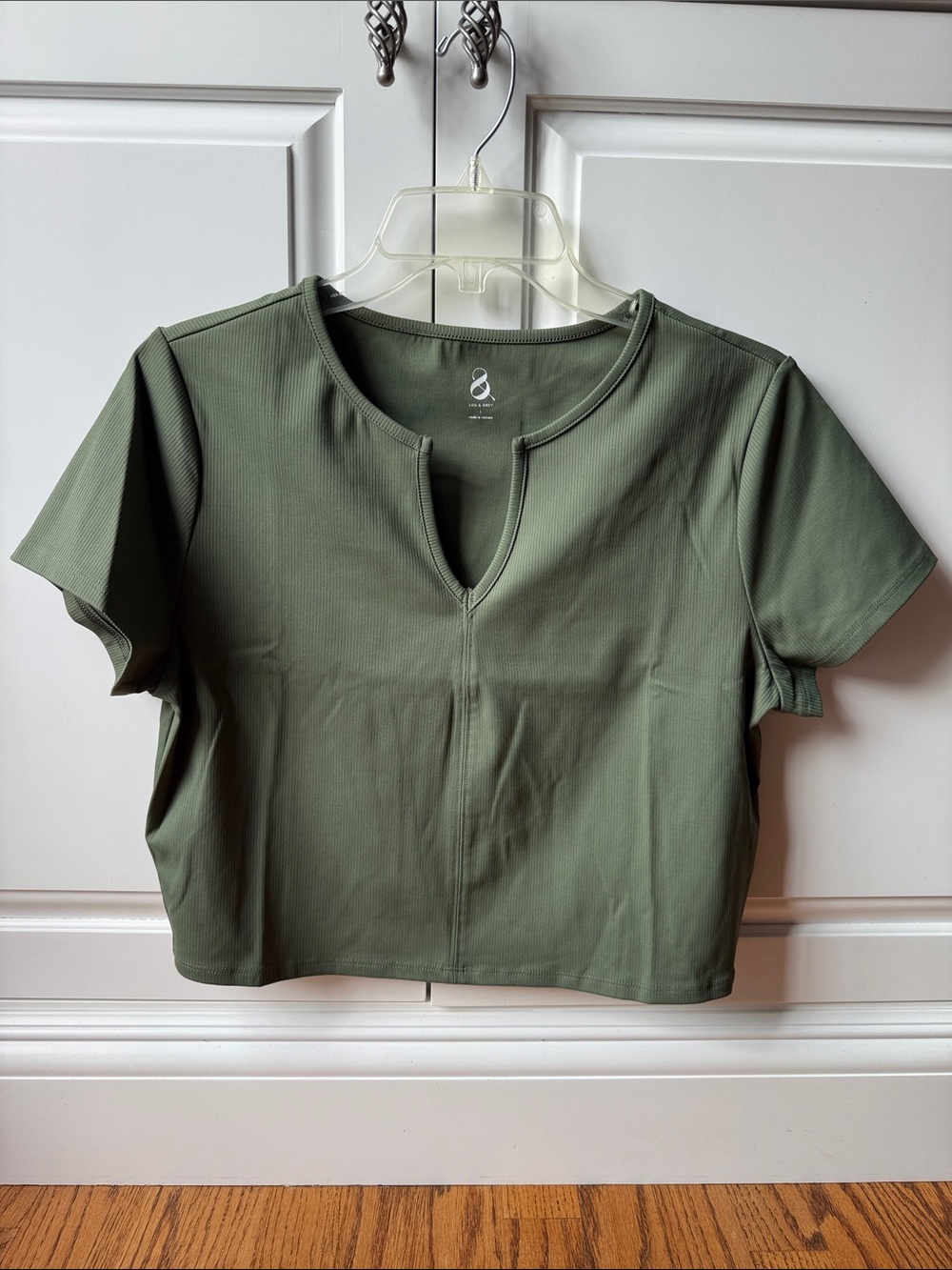 LOFT Lou & Grey Women's Olive Green Short Sleeve V-Neck Crop Top, Sz L